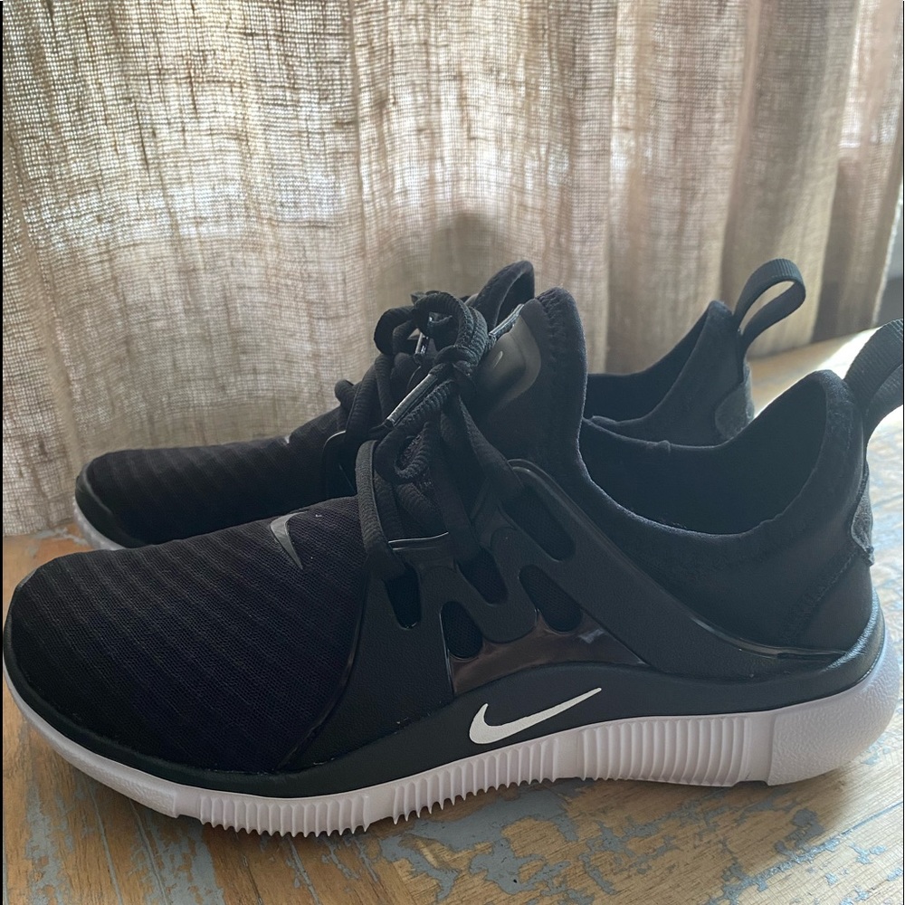 Brand new Womens Nike Acalme sneaker sz 6.5 black